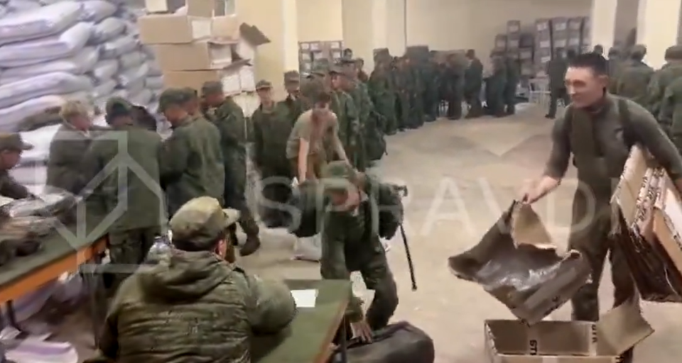 우크라이나군 소속 전략소통·정보보안센터(SPRABDI)는 지난 18일(현지시간) 소셜미디어 엑스 계정을 통해 북한군으로 추정되는 군인들이 줄지어 보급품을 지급받는 영상을 공개했다. (출처=SPRAVDI 엑스)