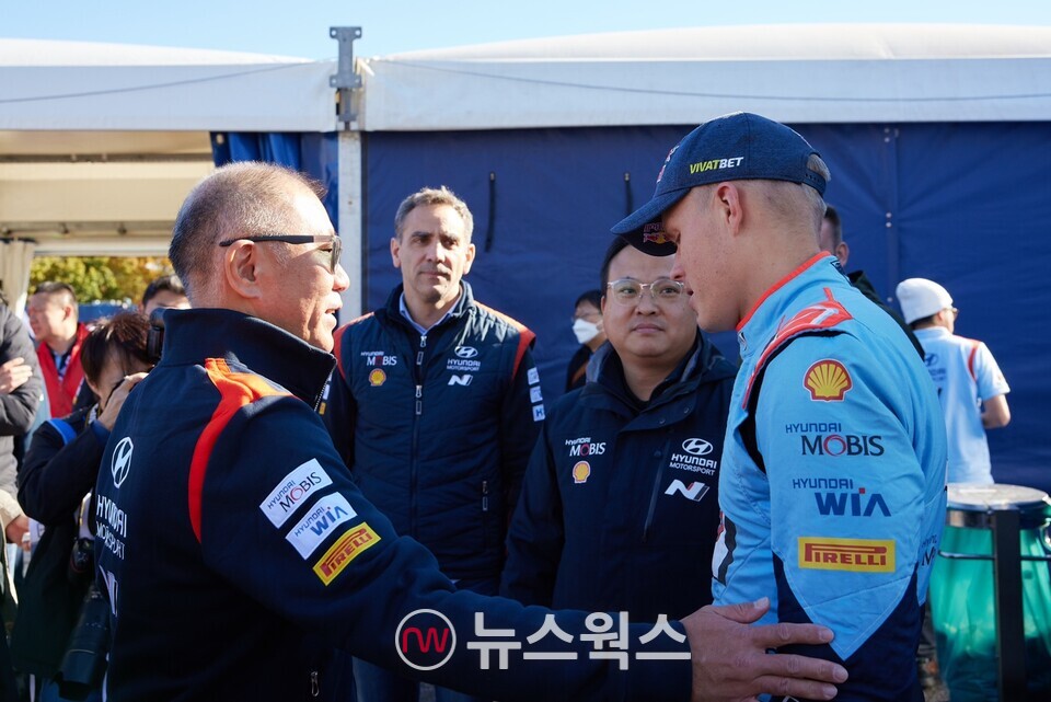 현대차그룹 정의선(왼쪽) 회장이 24일 WRC 일본 랠리가 진행중인 나고야 도요타 스타디움에 방문해 차량 파손으로 기권해 일본 랠리 1위에서 내려온 오트 타낙 드라이버를 격려하고 있다. (사진제공=현대차그룹)