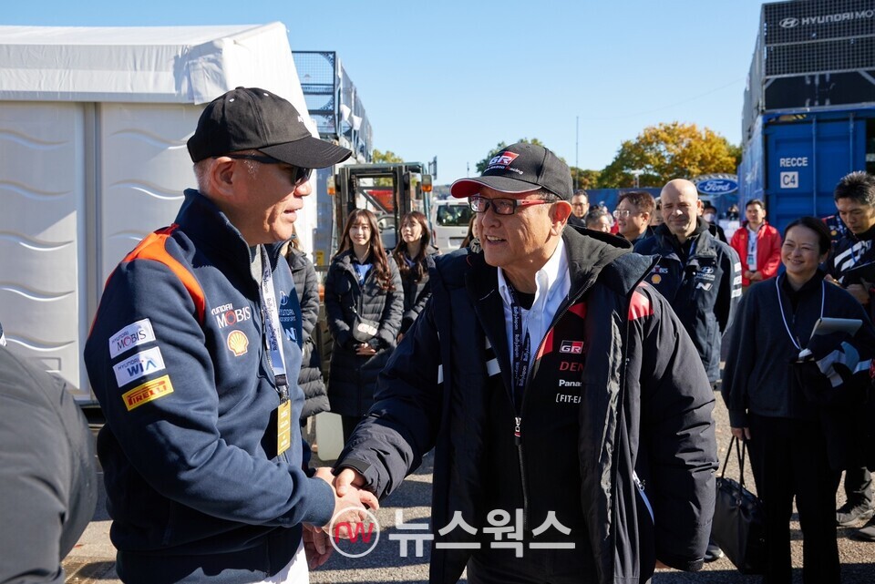 현대차그룹 정의선(왼쪽) 회장이 도요다 아키오 도요타그룹 회장과 만나 악수를 나누고 있다. (사진제공=현대차그룹)