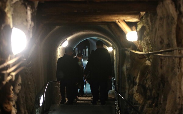 사도광산 강제동원 한국인 희생자 유족들이 25일 일본 니가타현 사도시 사도광산 갱도를 찾아 내부를 둘러보고 있다. (사진=뉴스1)