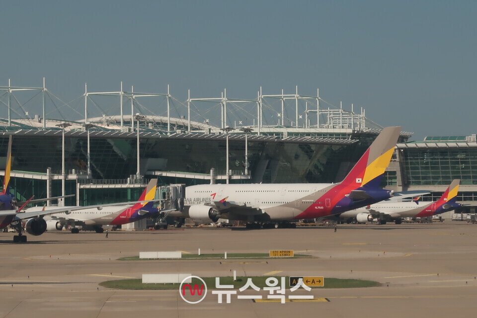 아시아나항공 항공기가 인천공항 계류장에서 대기 중이다. (사진=정민서 기자)