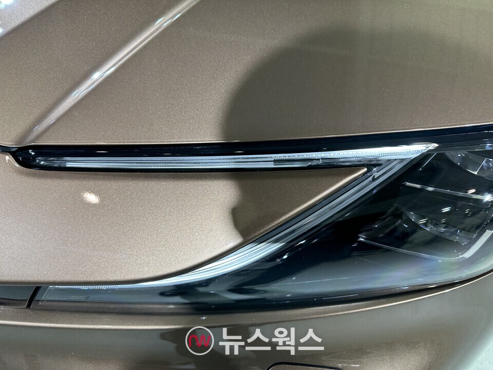 토요타 '2025형 9세대 캠리 HEV' 헤드램프. (사진=정현준 기자)