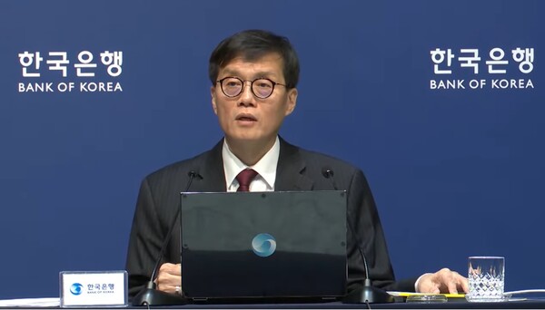 이창용 한은 총재가 28일 통화정책방향 관련 기자간담회를 진행하고 있다. (출처=한국은행 유튜브)