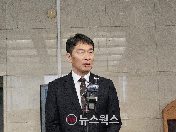 이복현 금감원장이 28일 은행연합회에서 은행지주 이사회 의장 간담회 후 기자들의 질문에 답하고 있다. (사진=차진형 기자)