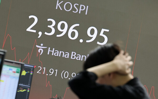 지난 15일 서울 중구 하나은행 본점 딜링룸에 코스피가 표시돼 있다. (사진=뉴스1)