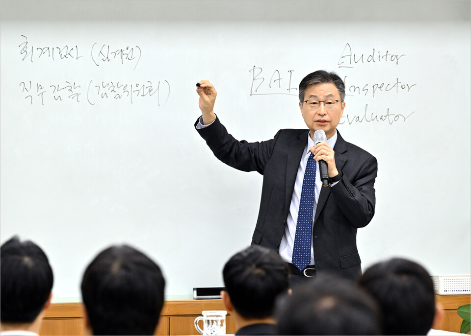최재해 감사원장이 지난 5일 감사교육원에서 감사관 전문교육을 받고 있는 신임감사관 후보자들을 대상으로 특강을 하고 있다. (출처=감사원)