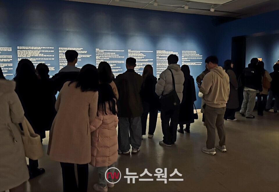 관람객들이 반 고흐의 연대기를 살펴보고 있다. (사진=강석호 기자)