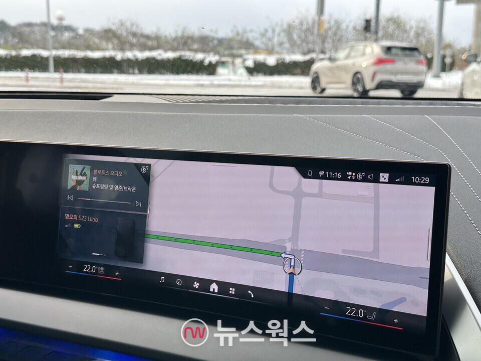 BMW '뉴 X3 20 xDrive'의 티맵 기반 한국형 내비게이션이 경로를 안내하고 있다. (사진=정현준 기자)