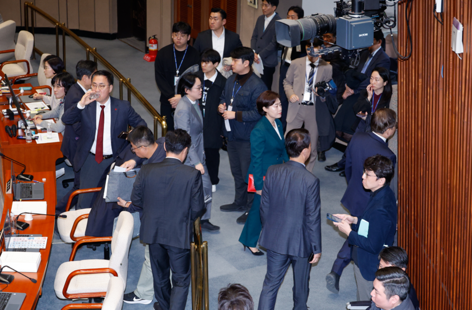 29일 오후 서울 여의도 국회에서 열린 예산결산특별위원회 제13차 전체회의에서 국민의힘 의원들이 내년도 감액 예산안 의결에 반발하며 퇴장하고 있다. (사진=뉴스1)