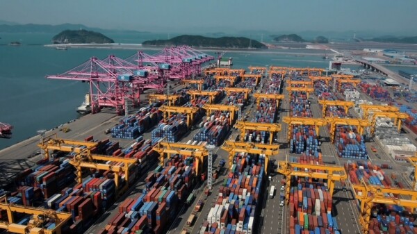 부산항에서 수출화물이 선적을 기다리고 있다. (출처=부산항만공사)