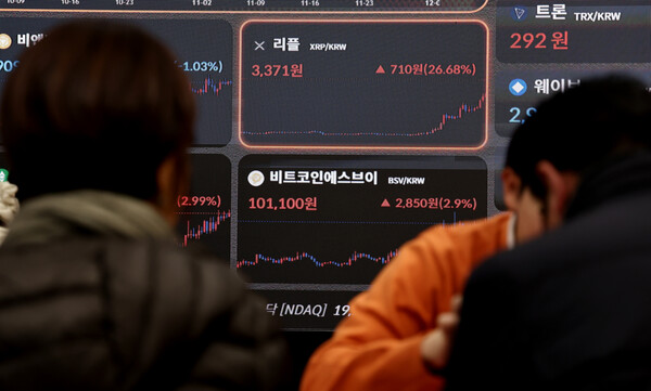전날 서울 강남구 빗썸라운지에 설치된 가상자산(암호화폐) 현황 전광판에 리플이 급등세를 보이고 있다. (사진=뉴스1)