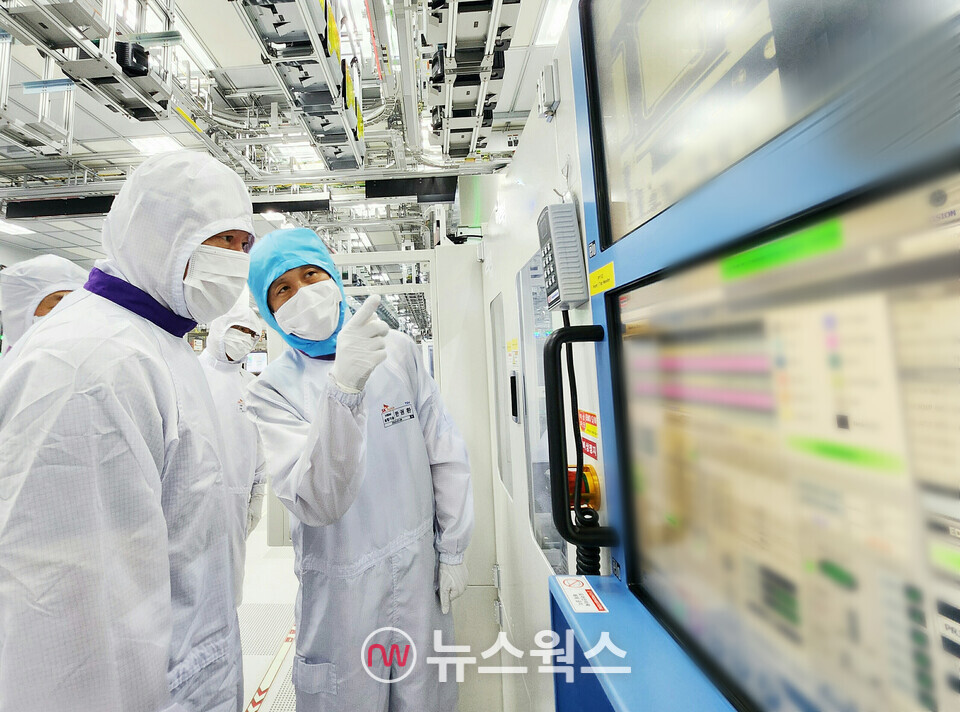 최태원 SK그룹 회장(왼쪽)이 지난 8월 SK하이닉스 주요 경영진과 함께 SK하이닉스 이천캠퍼스 HBM 생산현장을 점검하고 있다. (사진제공=SK그룹)