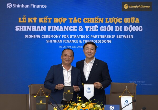 문동권(오른쪽) 신한카드 사장과 도안 반 히우 엠 모바일월드 모바일·가전 부문 CEO가 참석한 가운데 두 회사는 전략적 업무협약을 체결했다. (사진제공=신한카드)