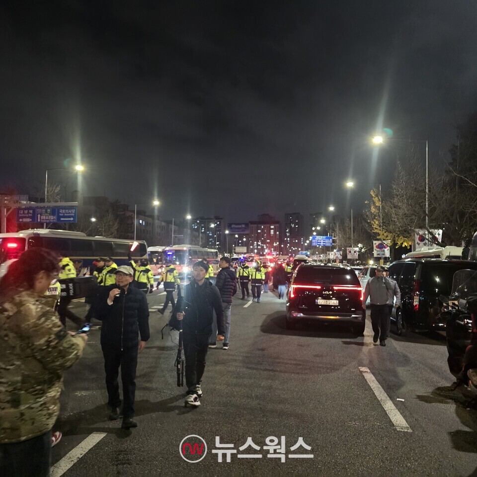 4일 새벽 국회의사당 앞에서 시민들이 경찰 사이로 이동하고 있다. (사진=원성훈 기자)