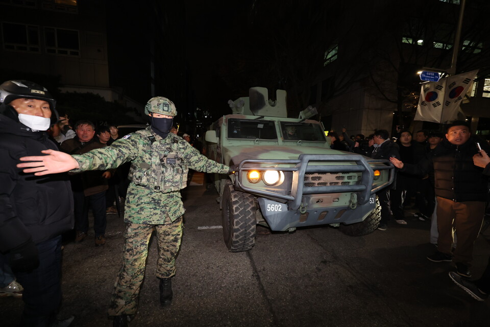 윤석열 대통령의 비상계엄 해제 요구 결의안이 국회 본회의에서 통과된 4일 새벽 서울 여의도 더불어민주당 당사 인근에 배치된 군 차량이 철수하고 있다. (사진=뉴스1)