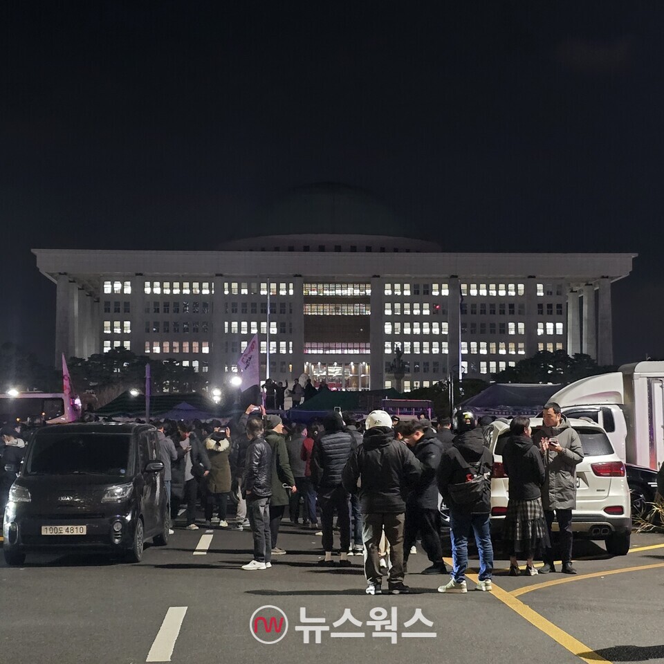긴급 계엄령이 내려진 3일 밤 국회의사당 앞에 많은 시민이 모여 있다. (사진=원성훈 기자) 