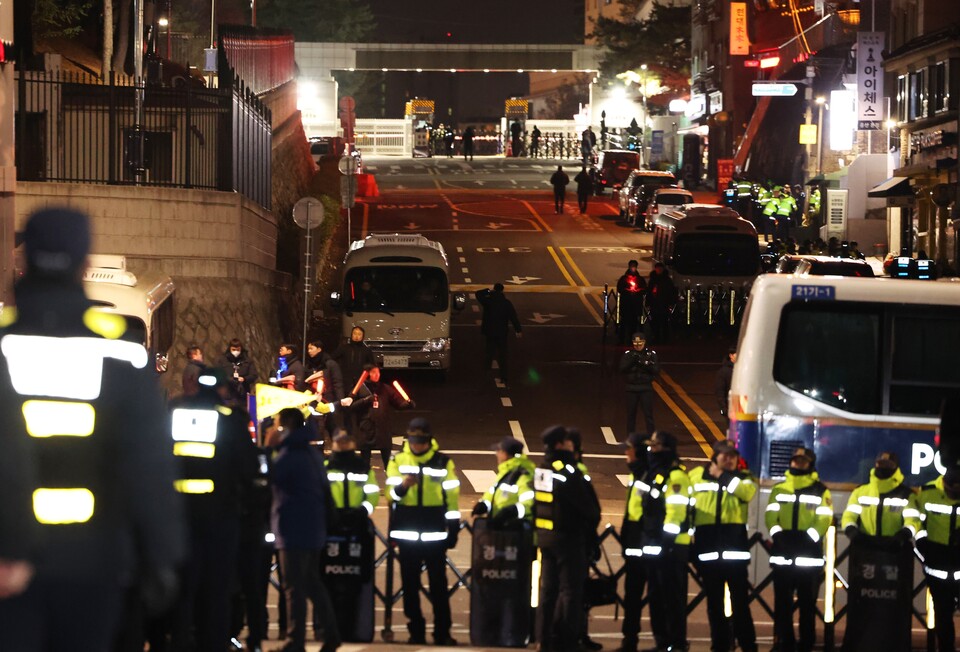 윤석열 대통령이 비상계엄을 선포한 가운데 4일 새벽 서울 용산 대통령실 청사 출입구를 경찰이 통제하고 있다. (사진=뉴스1)