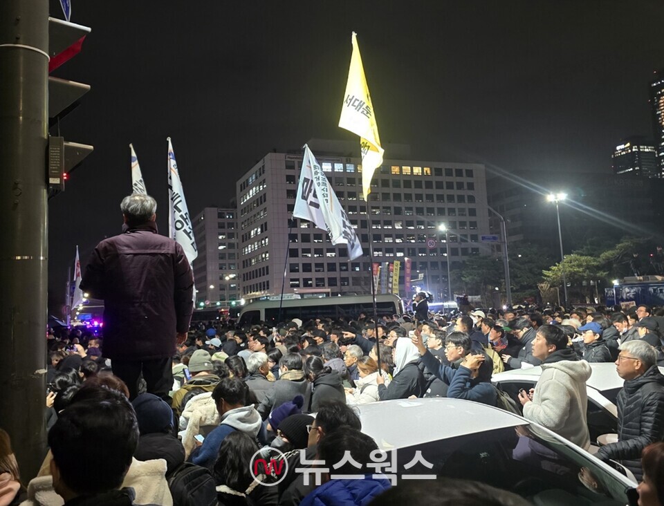 4일 새벽 국회의사당 앞에서 시민들이 차량 사이로 이동하고 있다. (사진=원성훈 기자)