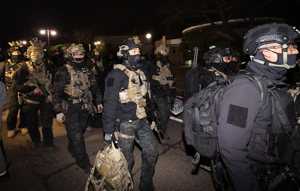 윤석열 대통령의 비상계엄 해제 요구 결의안이 국회 본회의에서 통과된 4일 새벽 무장 계엄군이 국회를 나서고 있다. (사진=뉴스1)