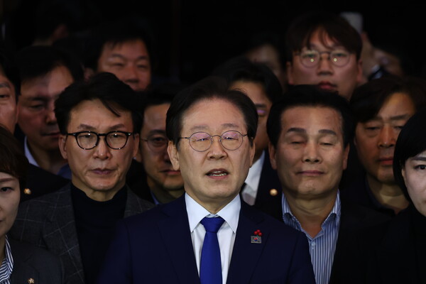 윤석열 대통령이 비상계엄령을 선포한 가운데 4일 새벽 서울 여의도 국회 로텐더홀에서 이재명 더불어민주당 대표 등 의원들이 비상계엄 해제 요구 결의안 통과 후 입장을 발표하고 있다. (사진=뉴스1)