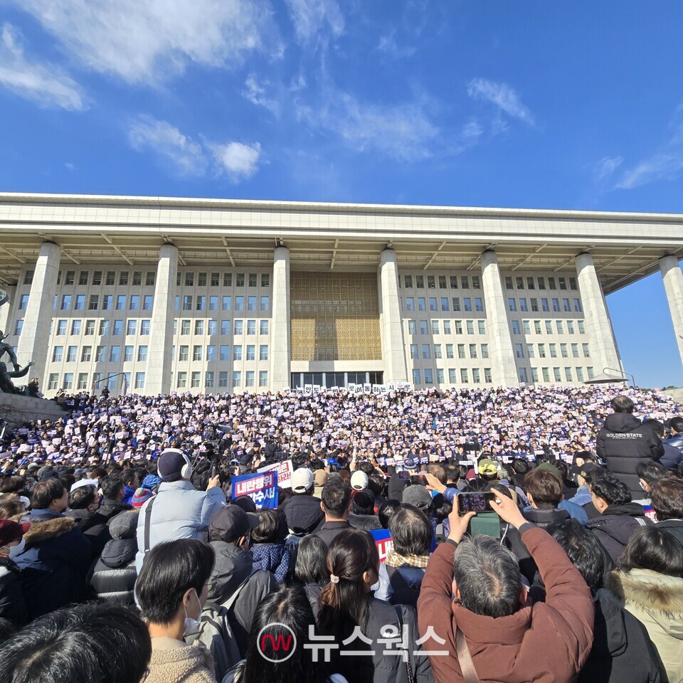 4일 국회 본청 앞 계단에서 열린 '윤석열 대통령 사퇴 촉구·탄핵 추진 비상시국대회'에 야당 주요인사들과 시민들이 대거 운집해 있다. (사진=원성훈 기자)