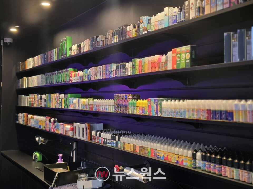 인천에 소재한 액상 전자담배 전문매장 내부 모습. (사진=강석호 기자)