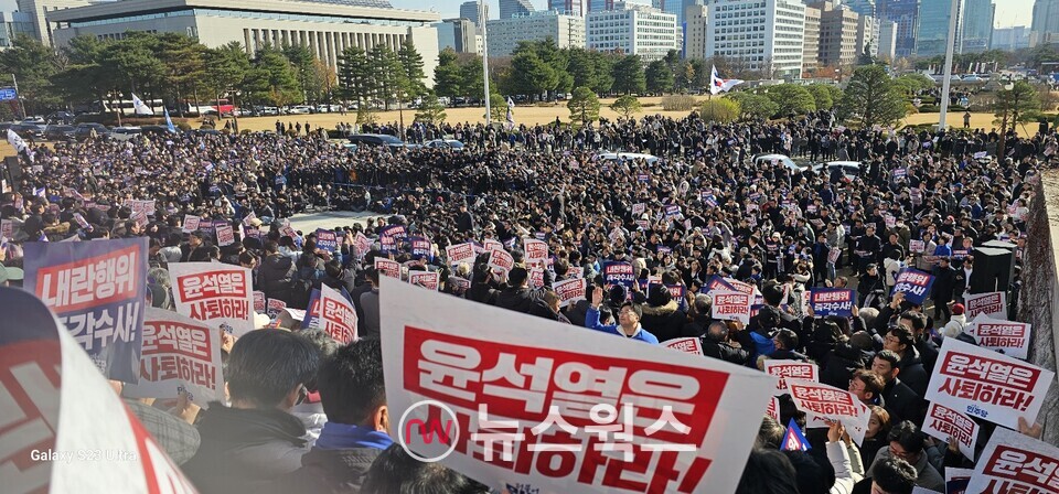4일 국회 본청 앞 계단에서 열린 '윤석열 대통령 사퇴 촉구·탄핵 추진 비상시국대회'에 야당 주요인사들과 시민들이 대거 운집해 있는 가운데, '윤석열은 사퇴하라'는 손팻말이 물결을 이루고 있다. (사진=원성훈 기자)