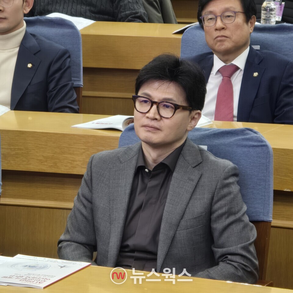 지난달 29일 국회에서 열린 'AI Pilot 무인 전투기 개발 어디까지 왔나' 국회 정책 토론회에 참석한 한동훈 국민의힘 대표가 앞을 응시하고 있다. (사진=원성훈 기자)