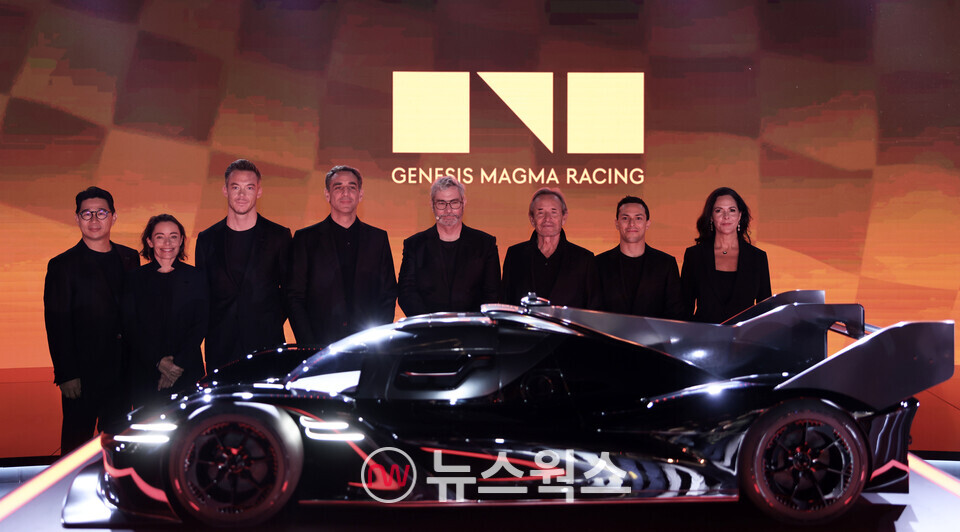지난 4일(현지시간) UAE 두바이 아르마니 호텔에서 열린 '제네시스 모터스포츠 프리미어'에서 송민규(왼쪽부터) 제네시스사업본부장 부사장, 바나나 익스 제네시스 브랜드 프렌드(친선 대사), 안드레 로테러 제네시스 마그마 레이싱 드라이버, 시릴 아비테불 현대모터스포츠법인장, 루크 동커볼케 현대차그룹 글로벌 디자인 본부장(CDO) 겸 최고 크리에이티브 책임자(CCO) 사장, 재키 익스 제네시스 브랜드 파트너, 루이스 펠리페 데라니 제네시스 마그마 레이싱 드라이버, 클라우디아 마르케즈 제네시스 북미법인 COO가 'GMR-001' 하이퍼카 스케일 모델과 기념사진을 촬영하고 있다. (사진=제네시스)