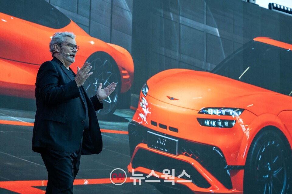 지난 4일(현지시간) UAE 두바이 아르마니 호텔에서 열린 '제네시스 모터스포츠 프리미어'에서 루크 동커볼케 현대차그룹 글로벌 디자인 본부장(CDO) 겸 최고 크리에이티브 책임자(CCO) 사장이 발표하고 있다. (사진제공=제네시스)