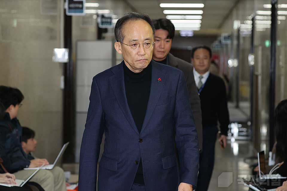 추경호 국민의힘 원내대표가 지난 4일 국회에서 열린 '국민의힘 최고위원회의'에서 회의장으로 입장하려 이동하면서 굳은 표정을 짓고 있다. (사진제공=국민의힘)