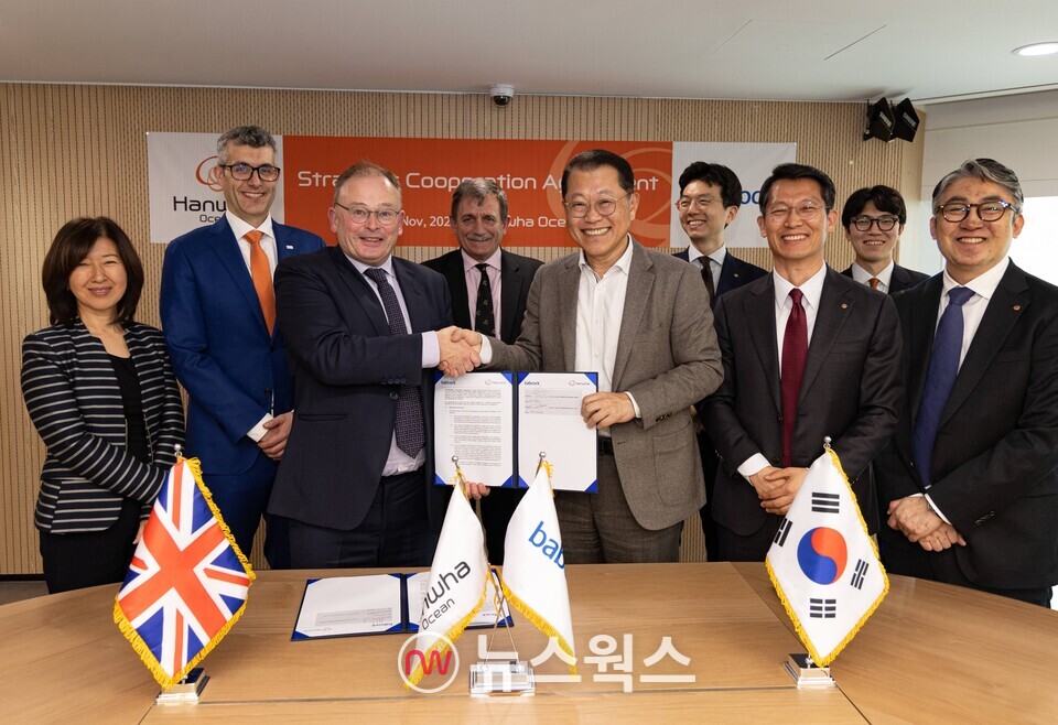 지난 28일 데이비드 락우드(왼쪽에서 세 번째) 밥콕 인터내셔널 그룹 총괄 회장과 김희철(오른쪽에서 세 번째) 한화오션 대표이사 사장이 전략적 파트너십 협약을 체결하고 기념 촬영을 하고 있다. (사진제공=한화오션)