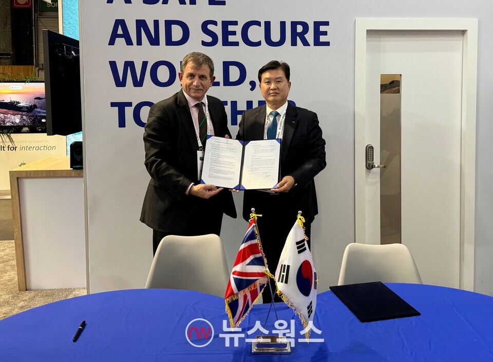 5일(현지 시간) 프랑스 파리에서 박태식(오른쪽) LIG넥스원 PGM사업부문장이 마크 골드삭 밥콕 해외사업본부장과 'MRO 개발 및 협력을 위한 포괄적 MOU'를 체결한 후 기념 촬영을 하고 있다. (사진제공=LIG넥스원)