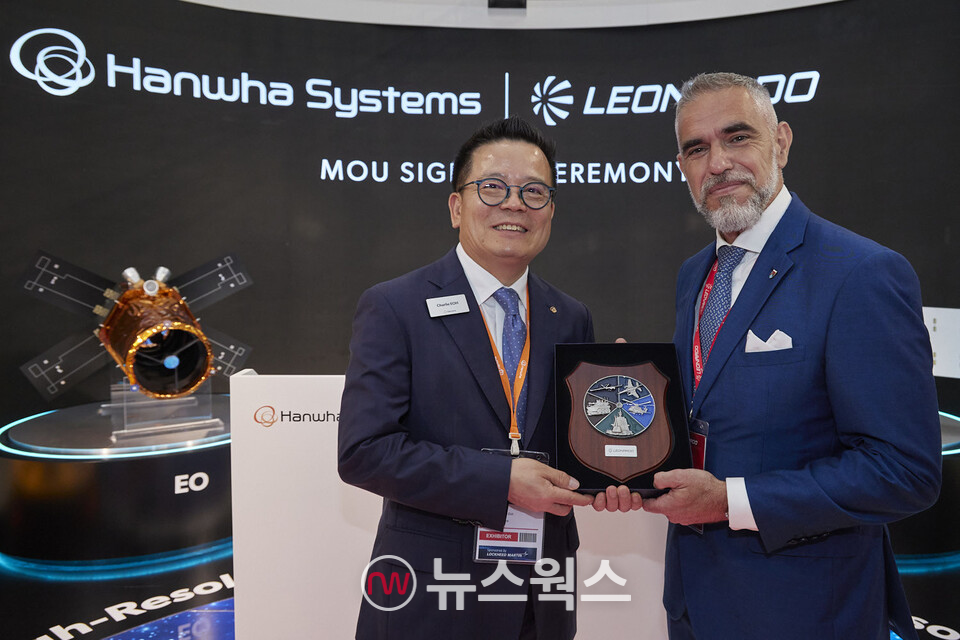 한화시스템과 레오나르도가 지난 7월 영국 판버러 국제 에어쇼 전시장에서 '공랭식 AESA 레이더 공동 개발 업무협약(MOU)'를 체결했다. (사진제공=한화시스템)