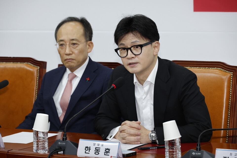 한동훈(오른쪽) 국민의힘 대표가 6일 국회에서 열린 긴급최고위원회의에서 모두 발언을 하고 있다. (사진=뉴스1)