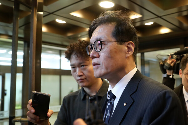 이창용 한국은행 총재가 지난 4일 오전 서울 중구 은행회관에서 열린 간밤의 비상계엄 선포 및 해제 관련 긴급 거시경제 금융현안 간담회를 마치고 발걸음을 옮기고 있다. (사진=뉴스1)