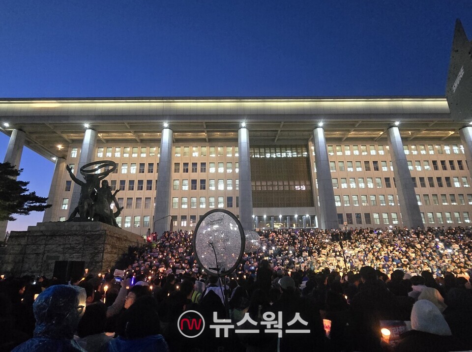 지난 5일 밤 국회 본청 앞 계단에서 야당 지도자들과 국민들이 모여 윤석열 탄핵을 외치는 촛불집회를 열고 있다. (사진=원성훈 기자)
