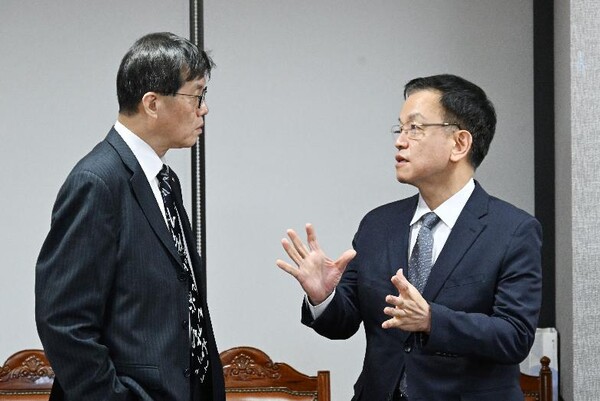 최상목 부총리(오른쪽)과 이창용 총재가 4일 오전 서울 중구 은행연합회에서 열린 '긴급 거시경제·금융현안 간담회'에서 이야기를 나누고 있다. (사진제공=기획재정부)