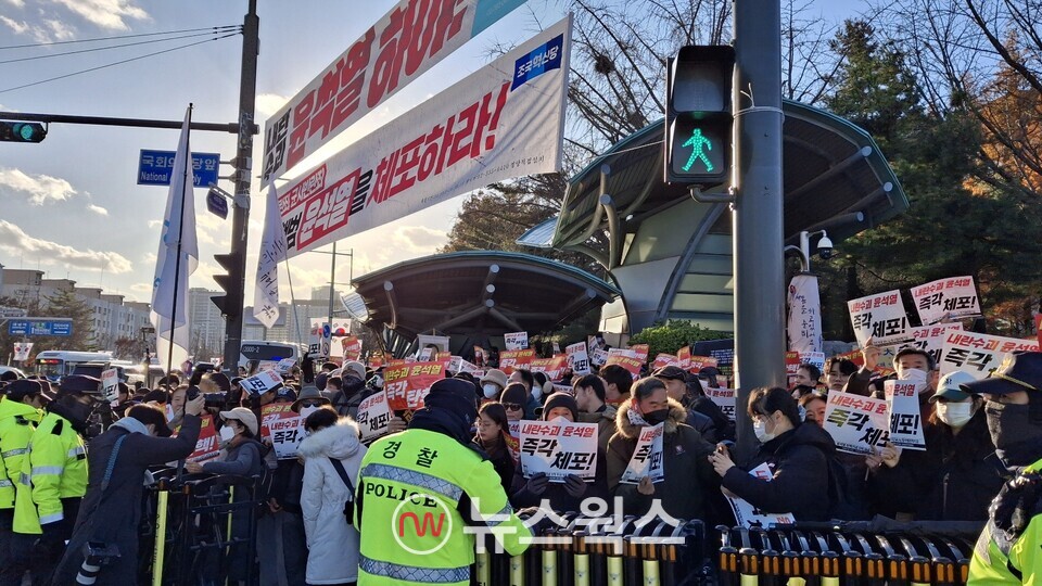 이달 6일 국회의사당 정문 앞에 모인 수백명의 시민들. (사진=강석호 기자)