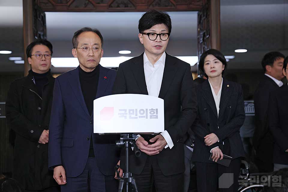 한동훈(왼쪽 세 번째) 국민의힘 대표가 지난 4일 국회에서 열린 '국민의힘 비상 의원총회' 직후 브리핑을 하고 있다. (사진제공=국민의힘)