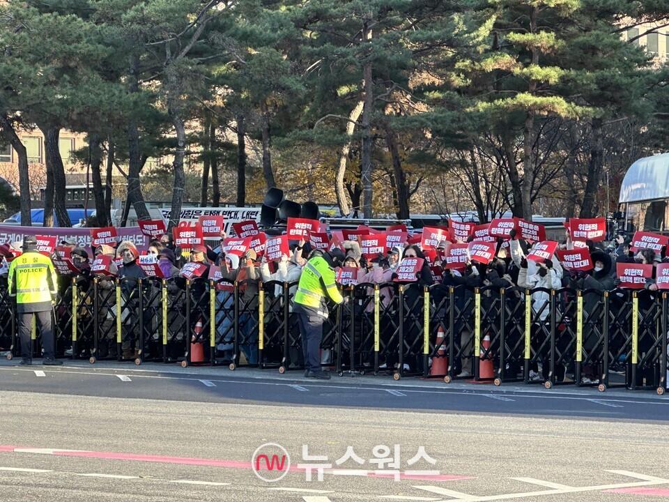 윤석열 대통령의 탄핵을 반대하는 집회가 이달 6일 국회 정문 맞은편에서 이뤄지고 있다. (사진=정현준 기자)