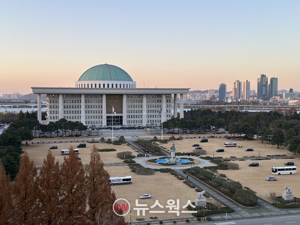 6일 오후 서울 여의도 국회의사당 잔디광장에 2차 계엄으로 발생할 수 있는 헬기 착륙을 막고자 버스와 차량을 주차하고 있다. (사진=정현준 기자)