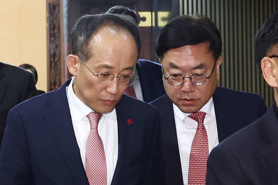 국민의힘 추경호 원내대표와 서범수 사무총장이 6일 저녁 서울 여의도 국회에서 열린 의원총회를 마치고 대화를 하고 있다. (사진=뉴스1)