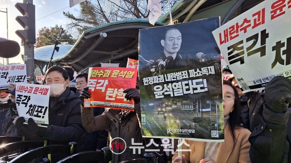 국회의사당 정문 앞에서 6일 윤석열 대통령의 탄핵을 촉구하는 시민들이 모여있다. (사진=강석호 기자)