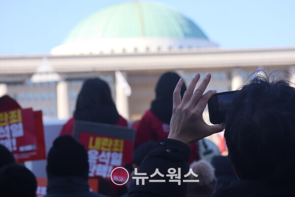 7일 오후 국회의사당 주변에서 시민들이 윤석열 대통령의 퇴진을 요구하는 집회를 벌이고 있다. (사진=박성민 기자)