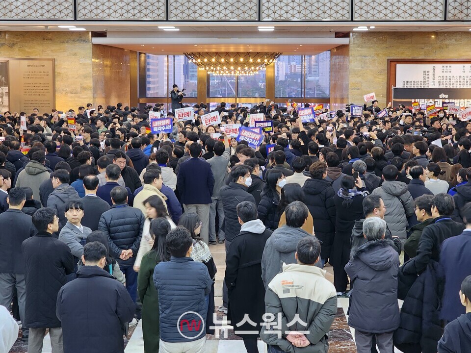 7일 국회의사당 안에서 더불어민주당 등 야당 관계자들이 윤석열 대통령을 탄핵하라는 구호를 외치고 있다. (사진=박광하 기자)