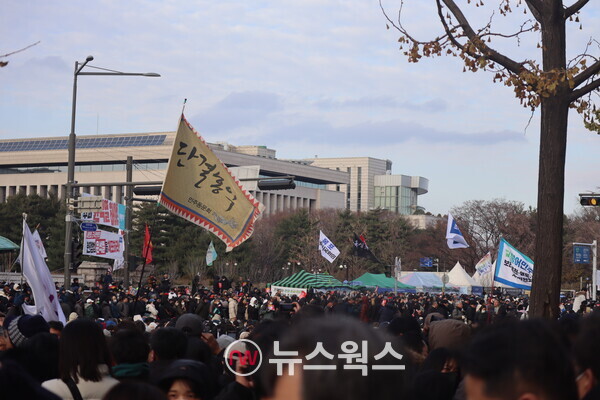7일 오후 국회의사당 주변에서 시민들이 윤석열 대통령의 탄핵을 요구하는 집회를 벌이고 있다. (사진=박성민 기자)