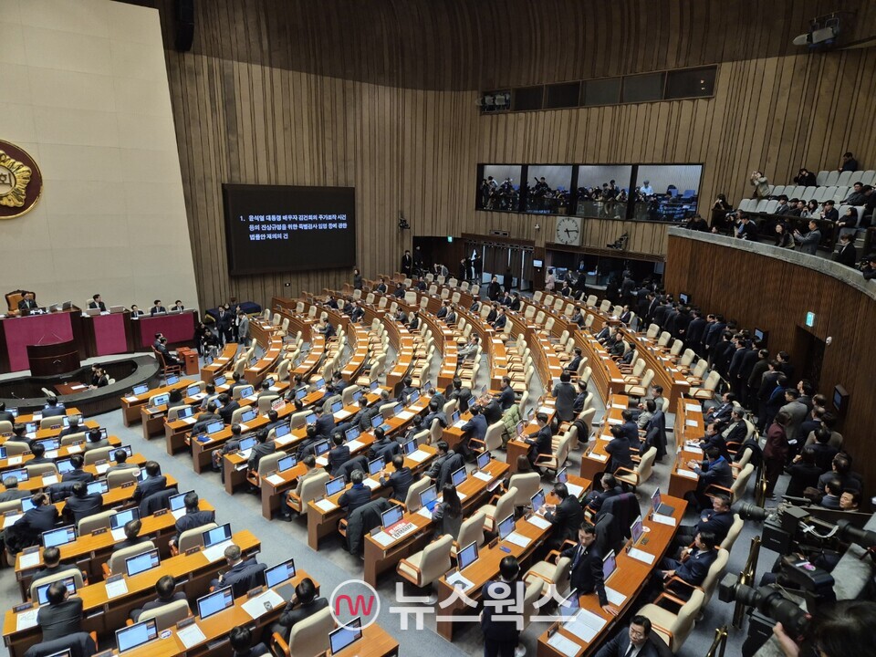 7일 국회에서 열린 '김건희 특검법' 표결에서 의원들이 투표를 하러 투표소로 입장하고 있다. (사진=원성훈 기자)