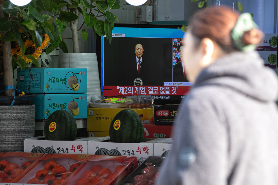 윤석열 대통령에 대한 국회 탄핵안 표결일인 7일 서울 강서구의 한 시장에서 시민들이 윤 대통령의 대국민 비상계엄 관련 담화를 시청하고 있다. (사진=뉴스1)