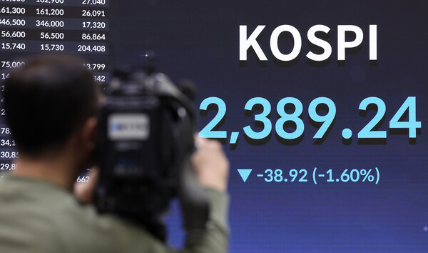 윤석열 대통령에 대한 국회의 탄핵소추안 표결이 불발된 이후 첫 거래일인 9일 오전 서울 여의도 한국거래소 전광판에 증시 시황이 표시되고 있다. (사진=뉴스1)